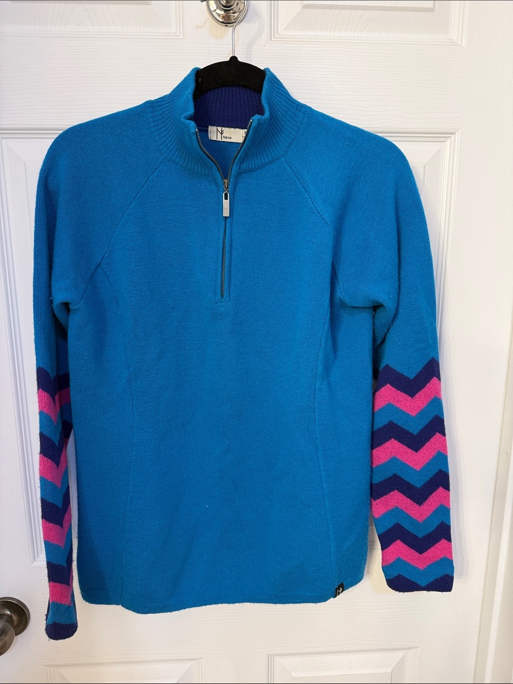 Neve ski sweater size medium